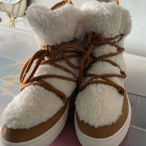 Brand new! American eagle boots